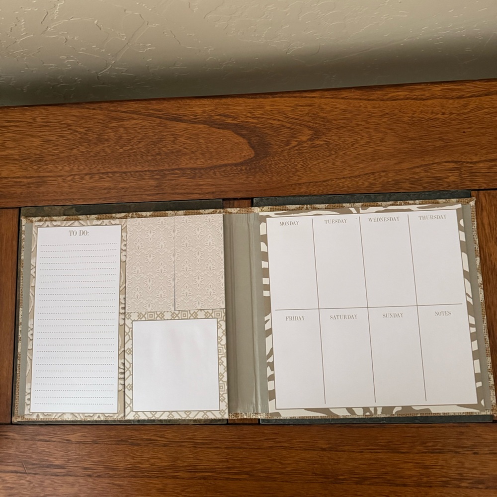 NWT Adrienne Vittadini Weekly Planner and Note Pad Album